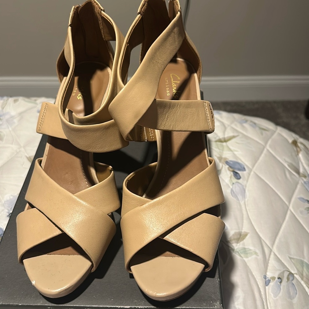 Clarks tan low heel sandals size 10 zip back